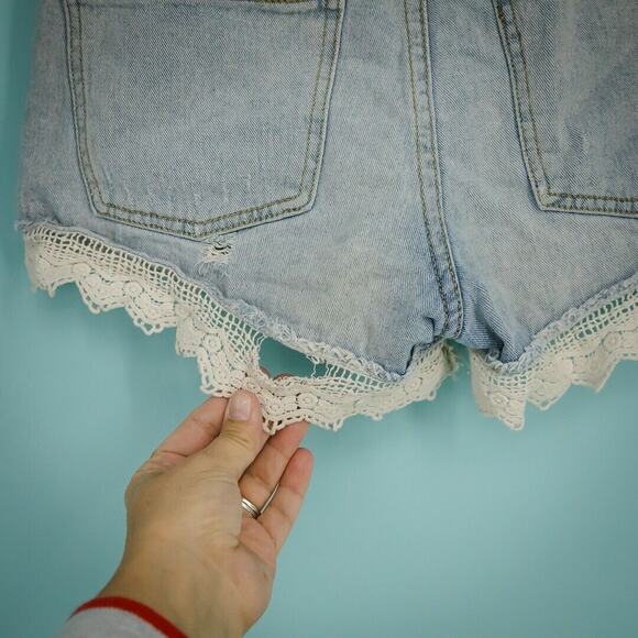 Free People Size 27 Light Wash Lacey Lace Button Zip Cotton Denim Jean Shorts - Picture 4 of 8